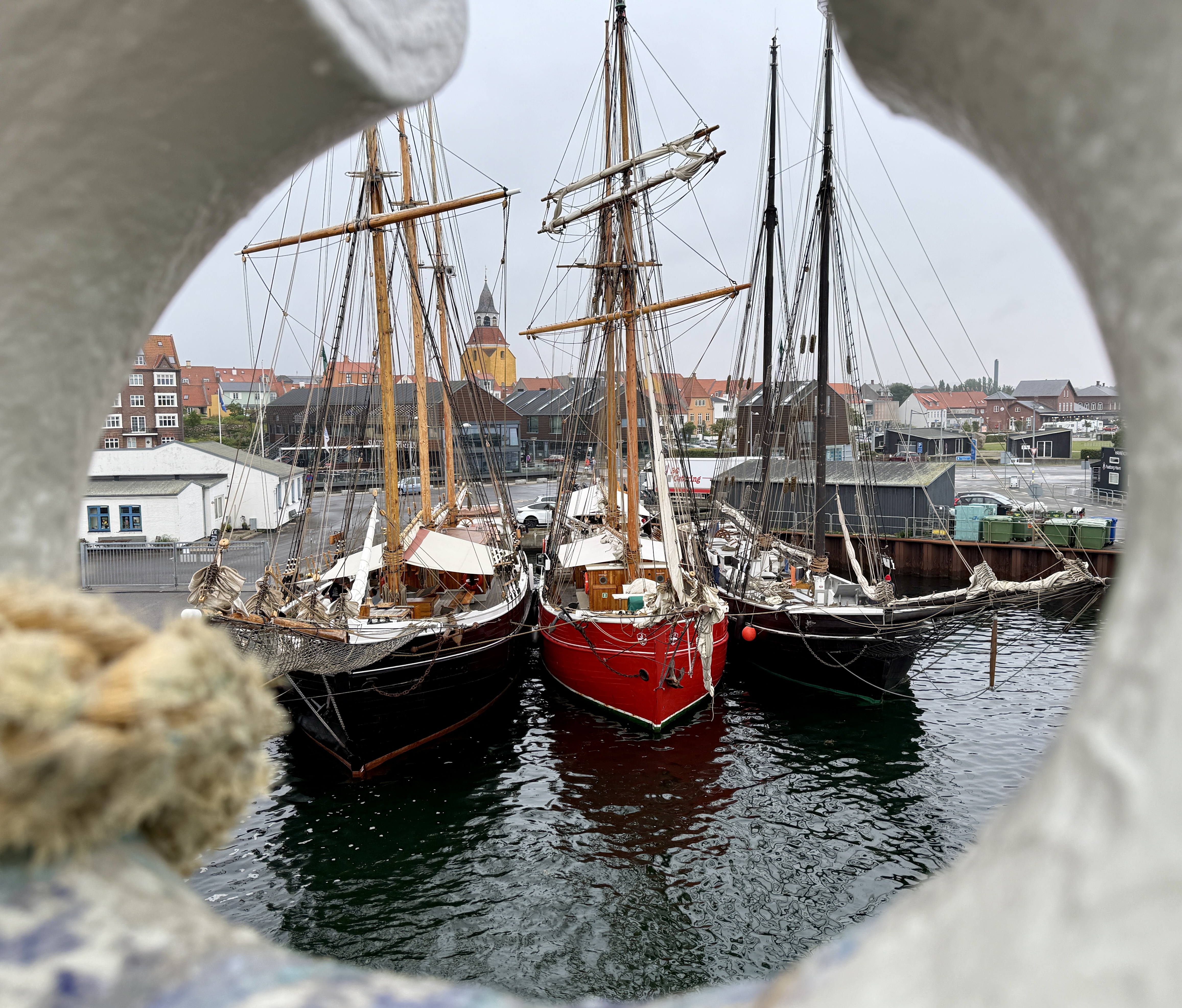 3 damer i klydset.JPG